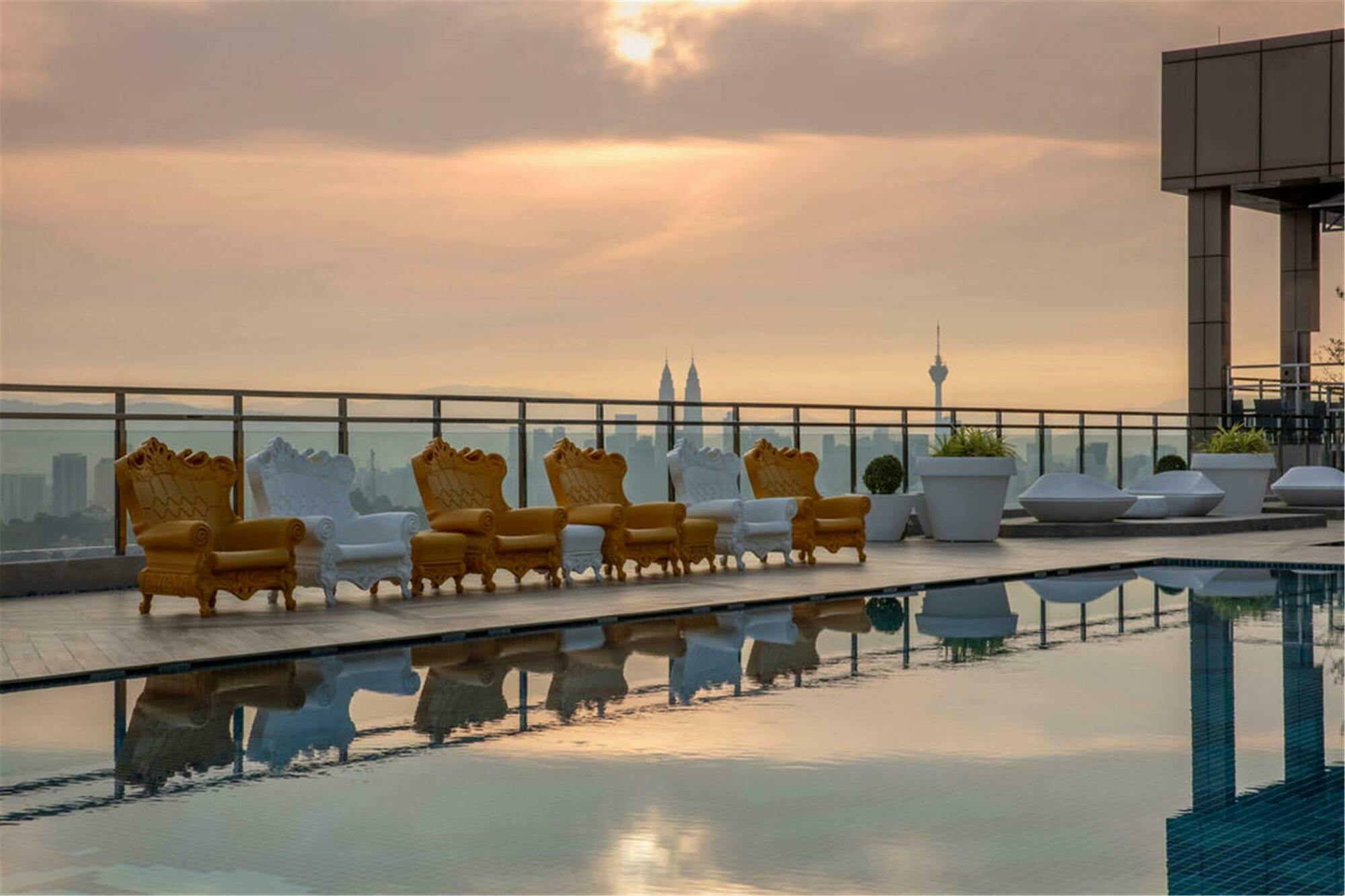 吉隆坡哈达马斯帝盛酒店 外观 照片 The rooftop pool at the hotel